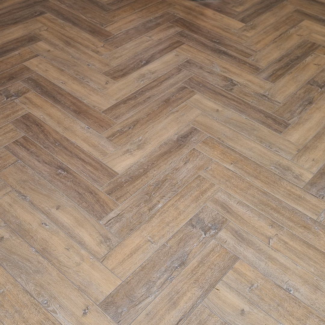 moderne woonkamer met visgraat vloer in warme eiken tint